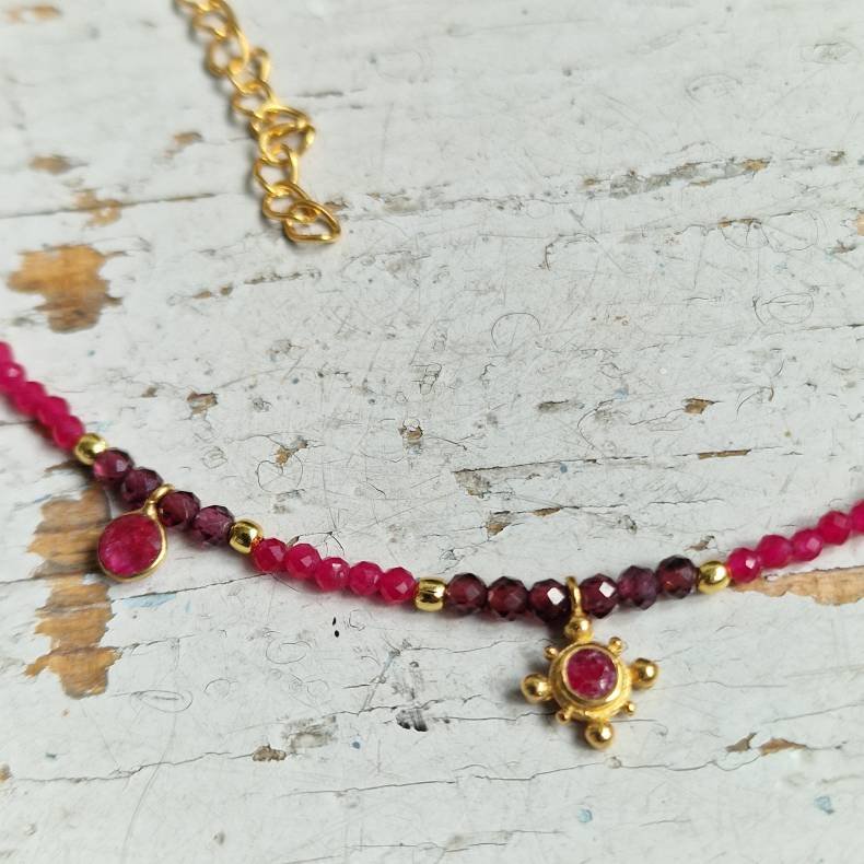 Rubin og granat halsk�de med smukke vedh�ng