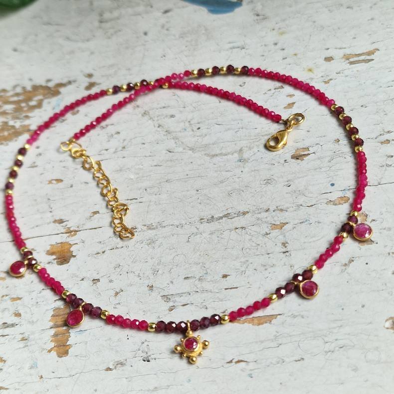 Rubin og granat halsk�de med smukke vedh�ng