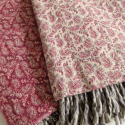 Meditationst�ppe m�rk rosa/fl�de med lys lilla frynser