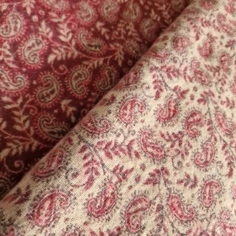 Meditationst�ppe m�rk rosa/fl�de med lys lilla frynser
