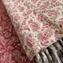 Meditationst�ppe m�rk rosa/fl�de med lys lilla frynser