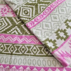 Grafisk t�ppe Hvid/pink/gr�n