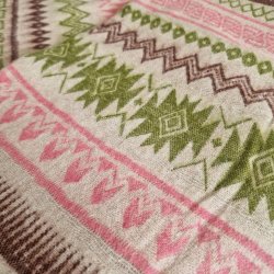 Grafisk uldt�ppe rosa/gr�n/gylden/r�dbrun