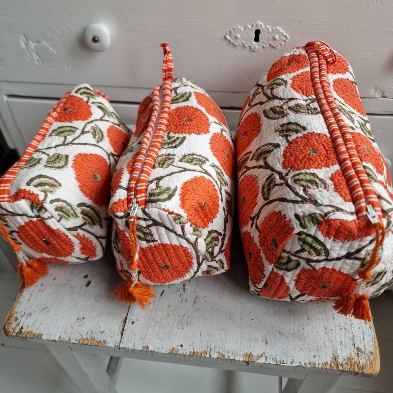 Hvide Indiske Bloktrykte kosmetik/toilettasker med store orange blomster