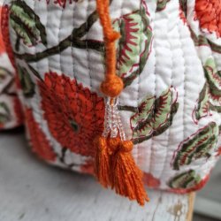 Hvide Indiske Bloktrykte kosmetik/toilettasker med store orange blomster