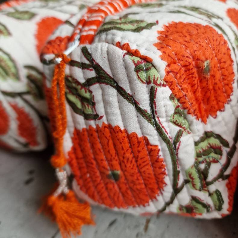 Hvide Indiske Bloktrykte kosmetik/toilettasker med store orange blomster