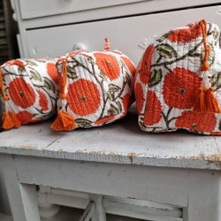 Hvide Indiske Bloktrykte kosmetik/toilettasker med store orange blomster