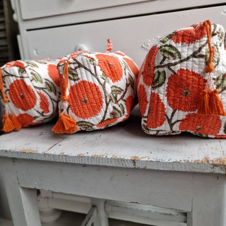 Hvide Indiske Bloktrykte kosmetik/toilettasker med store orange blomster