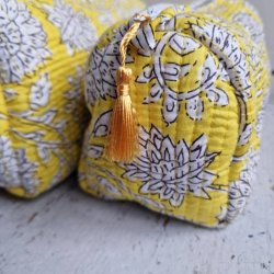  Gule Indiske Bloktrykte kosmetik/toilettasker med hvide blomster