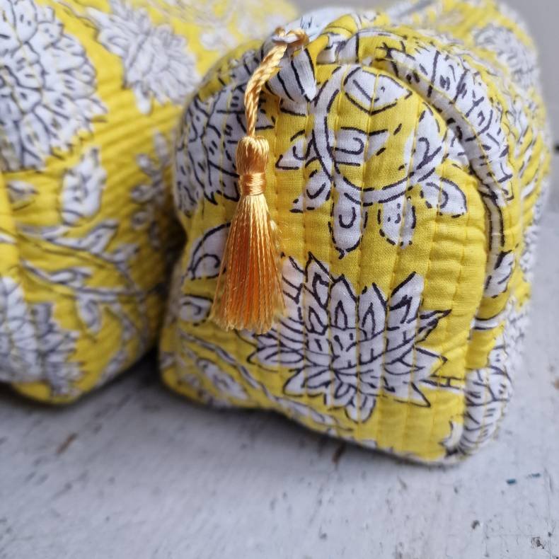  Gule Indiske Bloktrykte kosmetik/toilettasker med hvide blomster