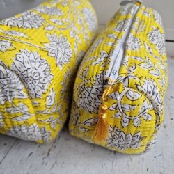  Gule Indiske Bloktrykte kosmetik/toilettasker med hvide blomster