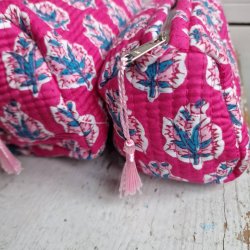  Pink Indiske Bloktrykte kosmetik/toilettasker med klassiske blomstertryk