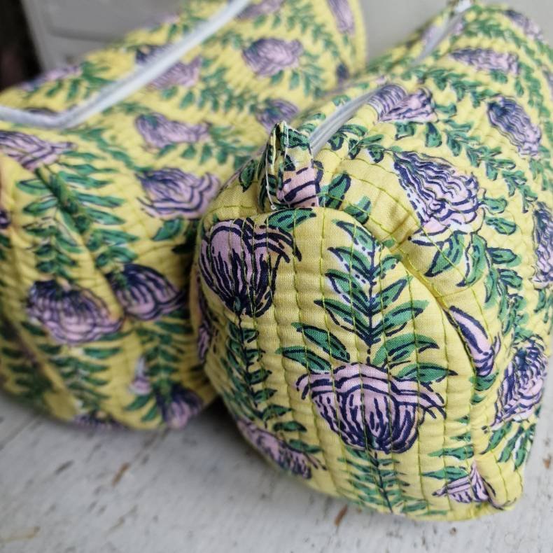 Lysgule Indiske Bloktrykte kosmetik/toilettasker med blomster