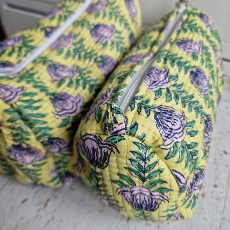 Lysgule Indiske Bloktrykte kosmetik/toilettasker med blomster