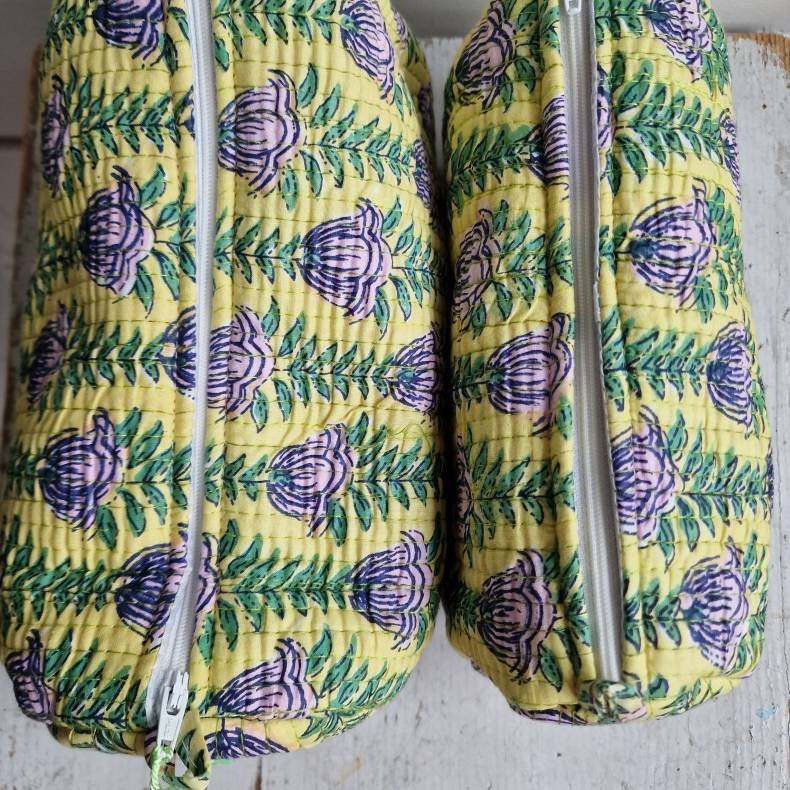 Lysgule Indiske Bloktrykte kosmetik/toilettasker med blomster