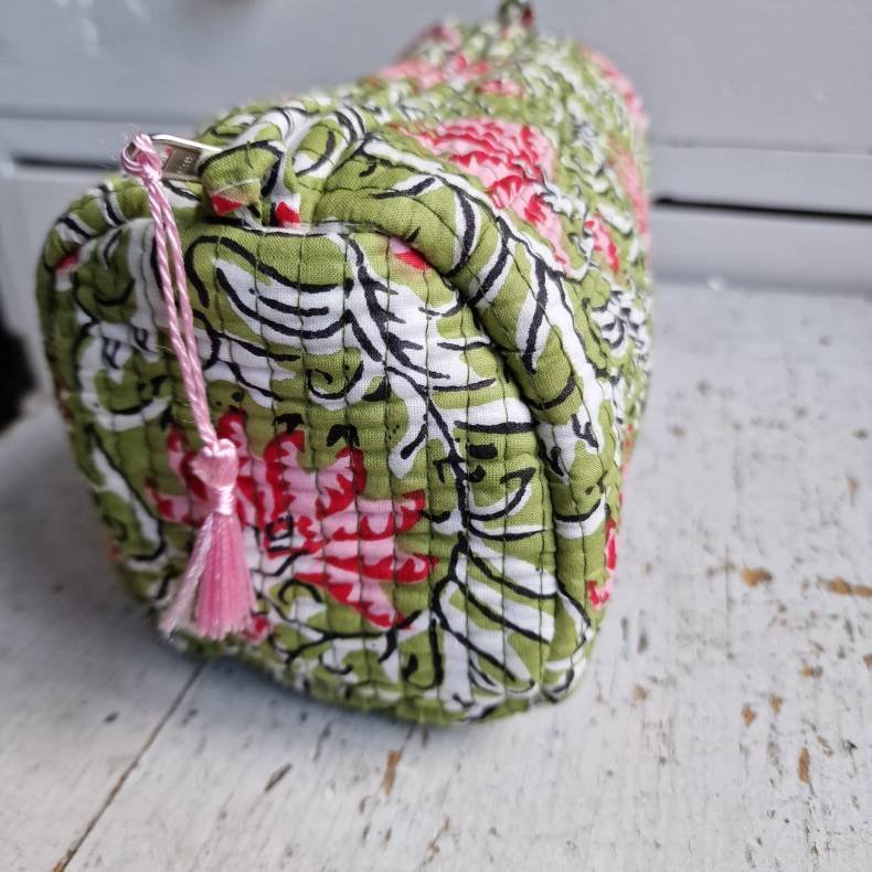 Gr�n  Indiske Bloktrykte kosmetik/toilettasker med pink/r�de blomster