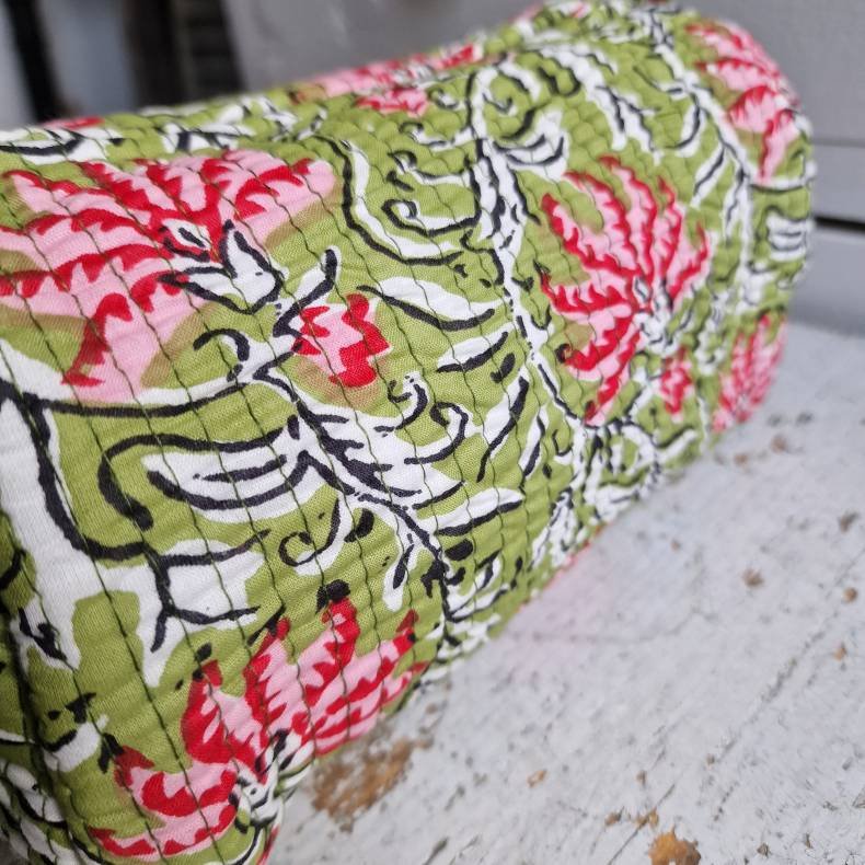 Gr�n  Indiske Bloktrykte kosmetik/toilettasker med pink/r�de blomster