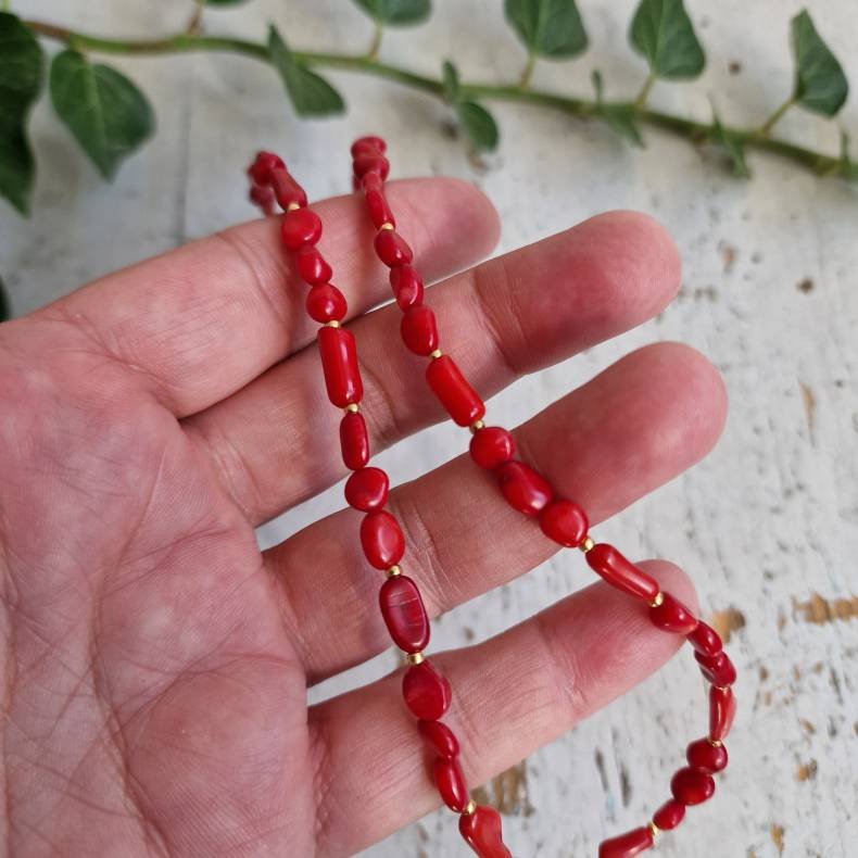 R�d koral halsk�de unika med forskellige st�rrelser koraller 