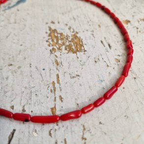 R�d koralhalsk�de med aflange stykker