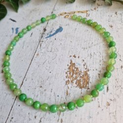 Gr�sgr�n facetslebne agate halsk�de