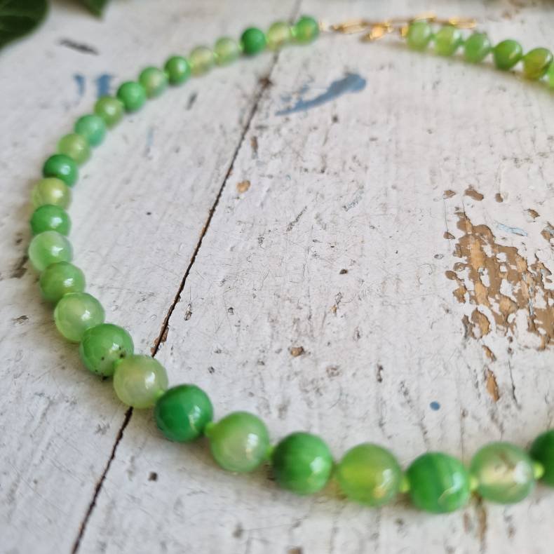 Gr�sgr�n facetslebne agate halsk�de