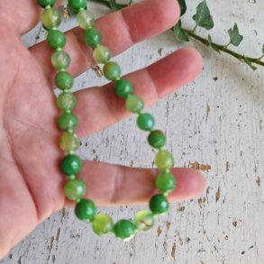 Gr�sgr�n facetslebne agate halsk�de