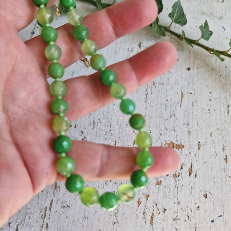 Gr�sgr�n facetslebne agate halsk�de