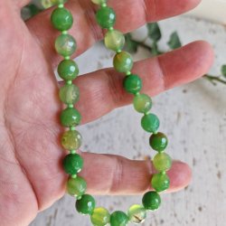 Gr�sgr�n facetslebne agate halsk�de