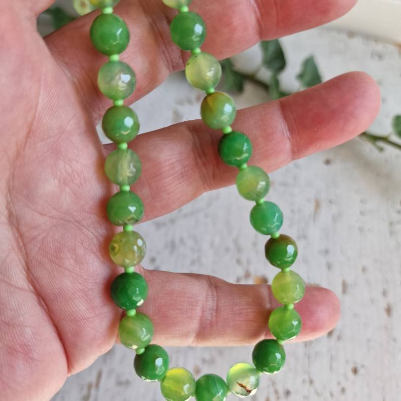 Gr�sgr�n facetslebne agate halsk�de