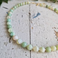 Gr�n sart og helt lys agate unika halsk�de
