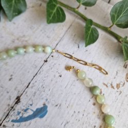 Gr�n sart og helt lys agate unika halsk�de