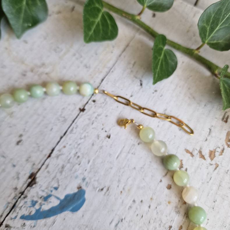 Gr�n sart og helt lys agate unika halsk�de