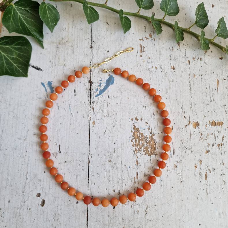 Orange mat slebene agater halv�delstens halsk�de