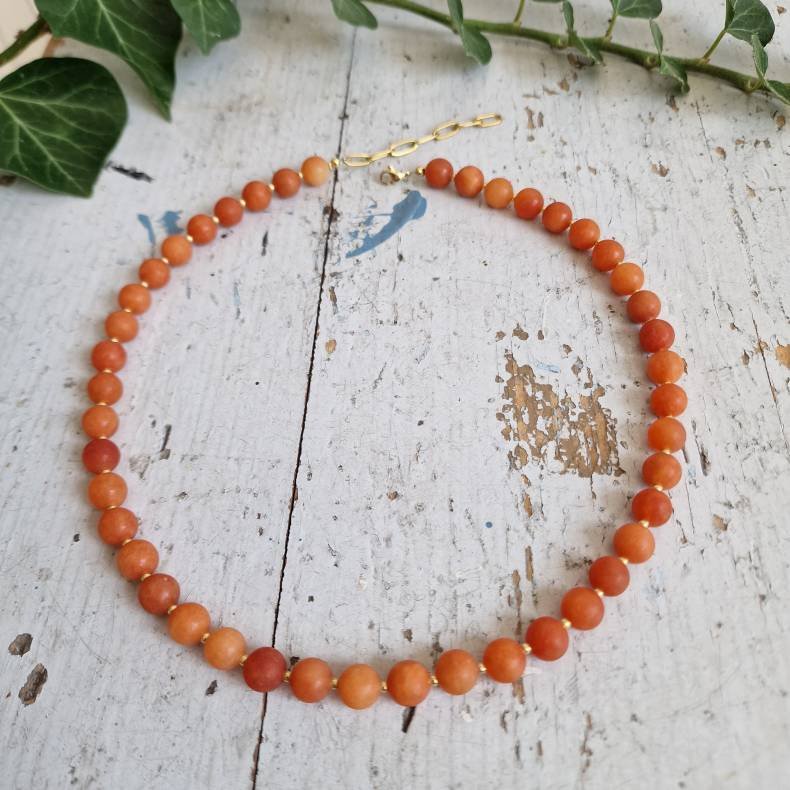 Orange mat slebene agater halv�delstens halsk�de
