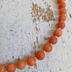 Orange mat slebene agater halv�delstens halsk�de
