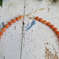 Orange mat slebene agater halv�delstens halsk�de