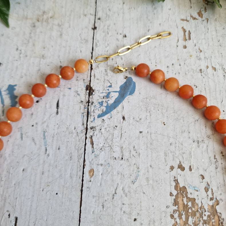 Orange mat slebene agater halv�delstens halsk�de