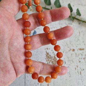 Orange mat slebene agater halv�delstens halsk�de