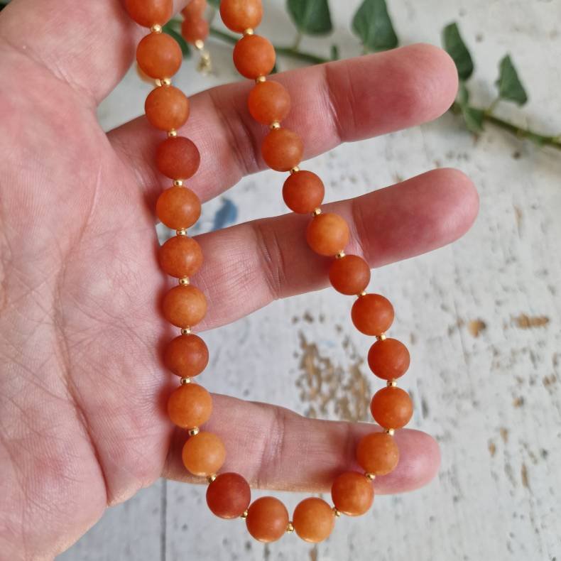 Orange mat slebene agater halv�delstens halsk�de