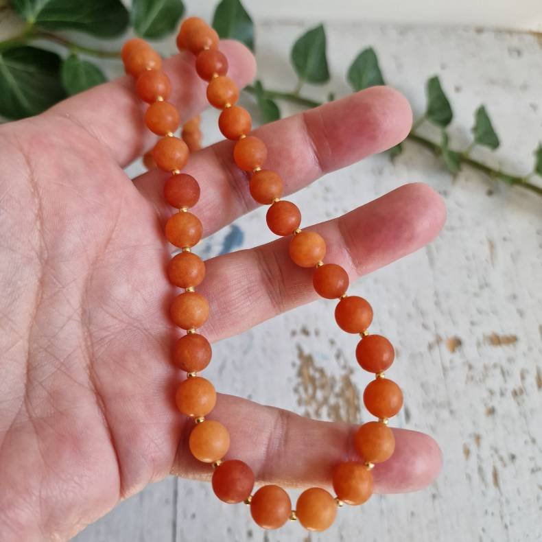Orange mat slebene agater halv�delstens halsk�de