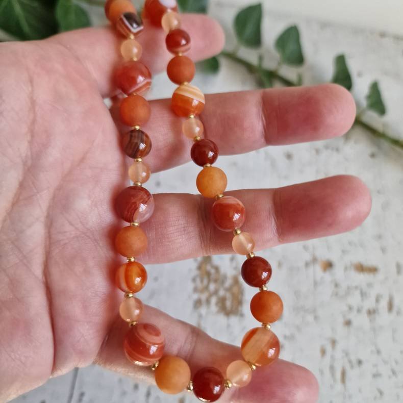 Orange matslebne og stribede agater unik halsk�de