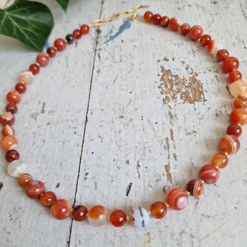 Orange stibede agater halv�delstens  unika halsk�de 