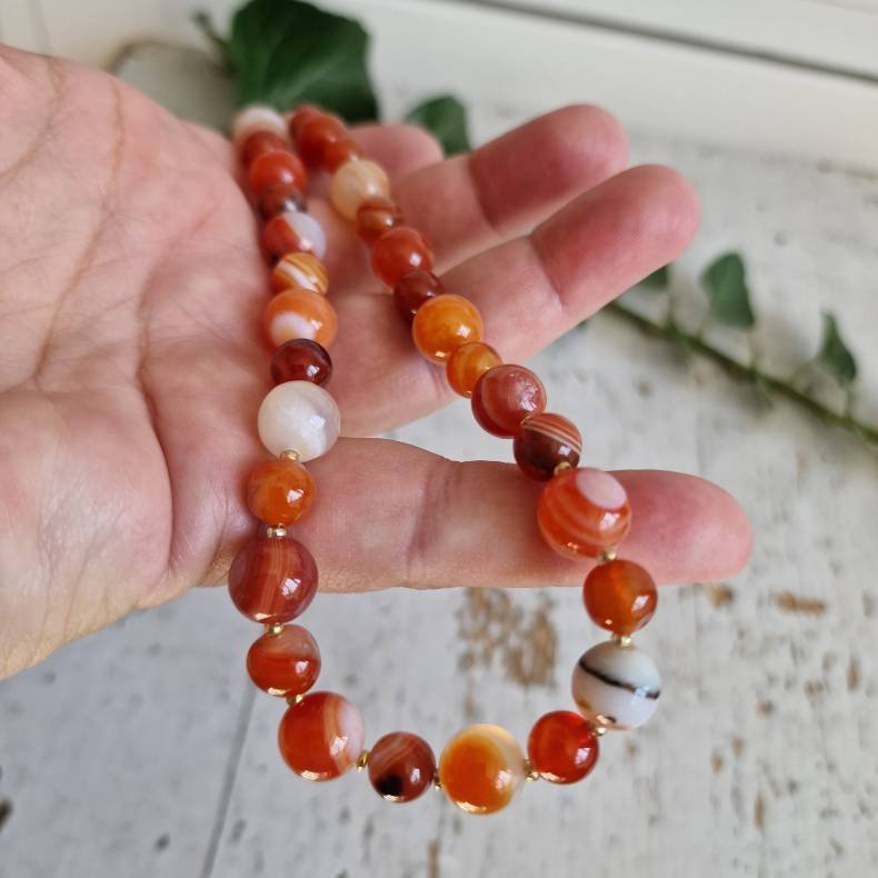 Orange stibede agater halv�delstens  unika halsk�de 