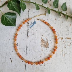 Orange/fersken agate og aventurin halv�delstens halsk�de