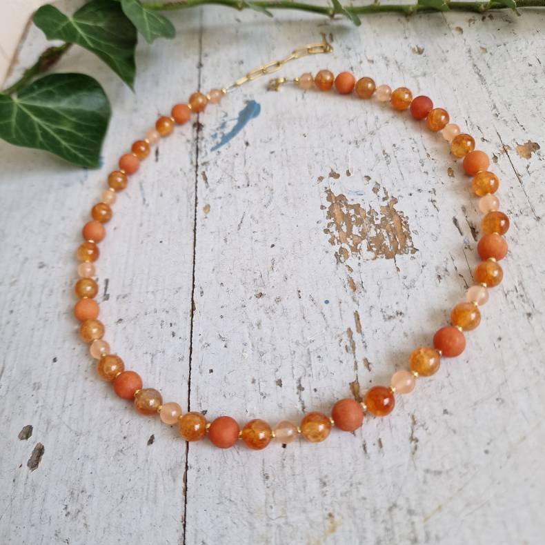 Orange/fersken agate og aventurin halv�delstens halsk�de
