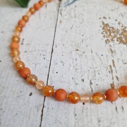 Orange/fersken agate og aventurin halv�delstens halsk�de