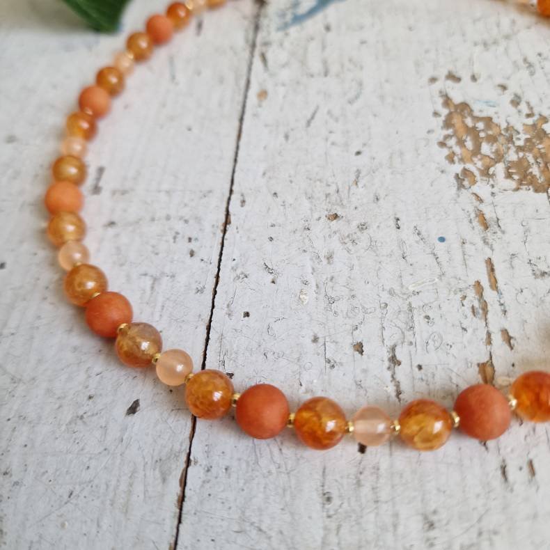 Orange/fersken agate og aventurin halv�delstens halsk�de