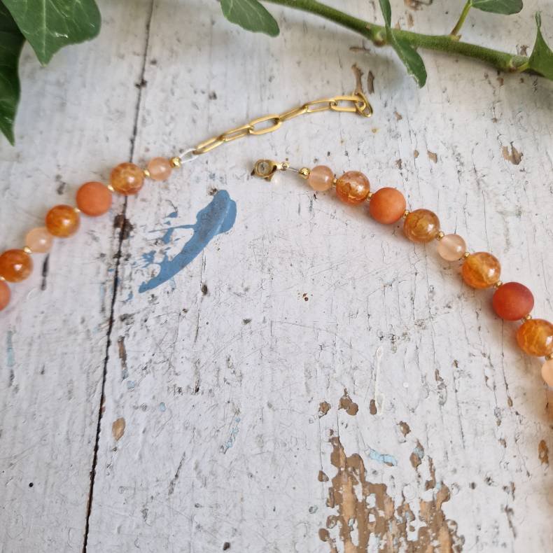 Orange/fersken agate og aventurin halv�delstens halsk�de