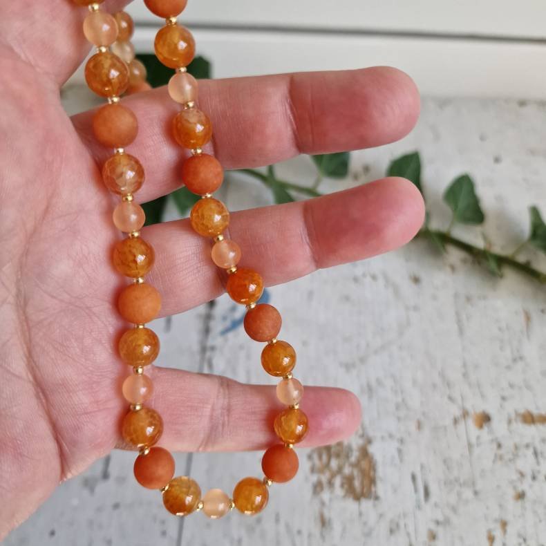 Orange/fersken agate og aventurin halv�delstens halsk�de