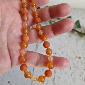 Orange/fersken agate og aventurin halv�delstens halsk�de